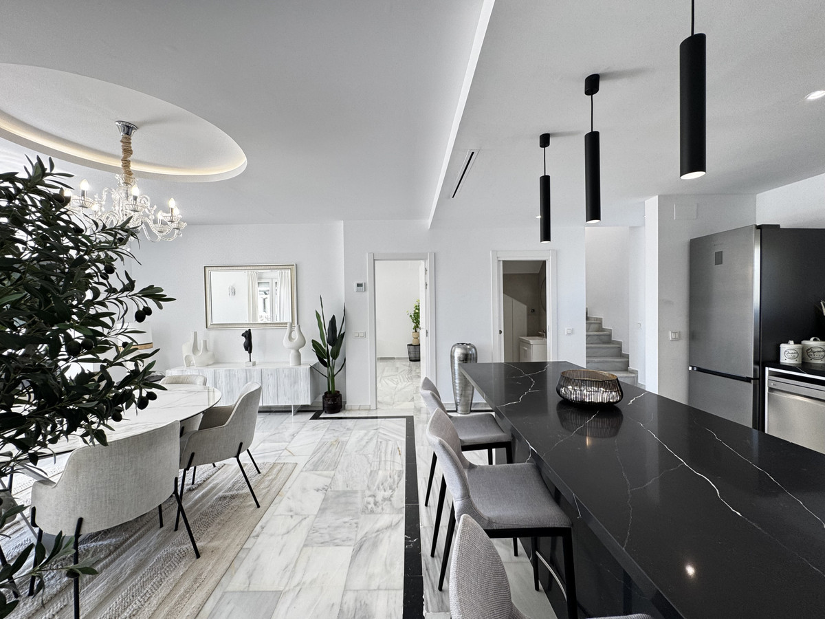 4 Bed Apartment for sale in Puerto Banús Costa Del Sol, Málaga, Spain