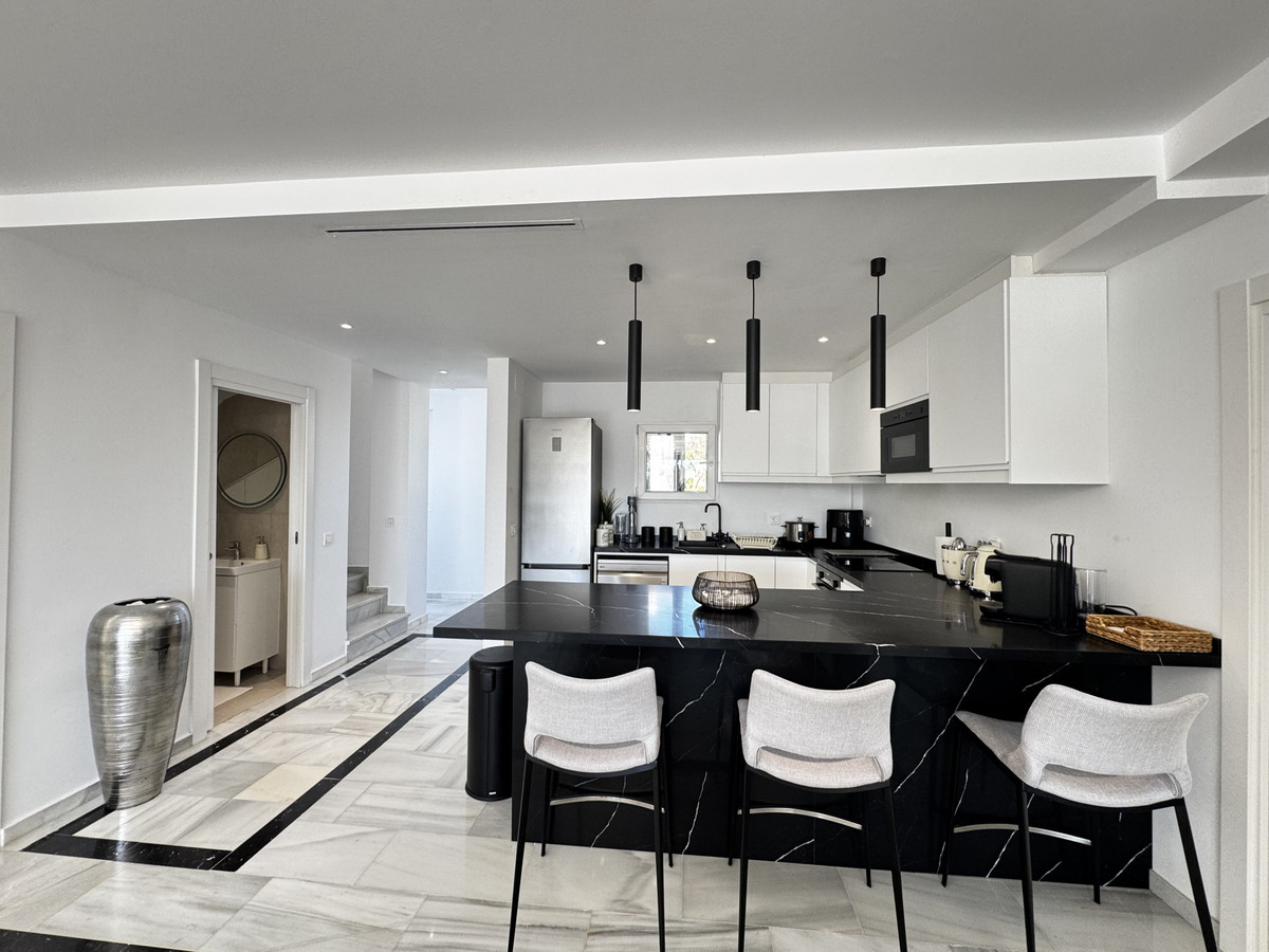 4 Bed Apartment for sale in Puerto Banús Costa Del Sol, Málaga, Spain