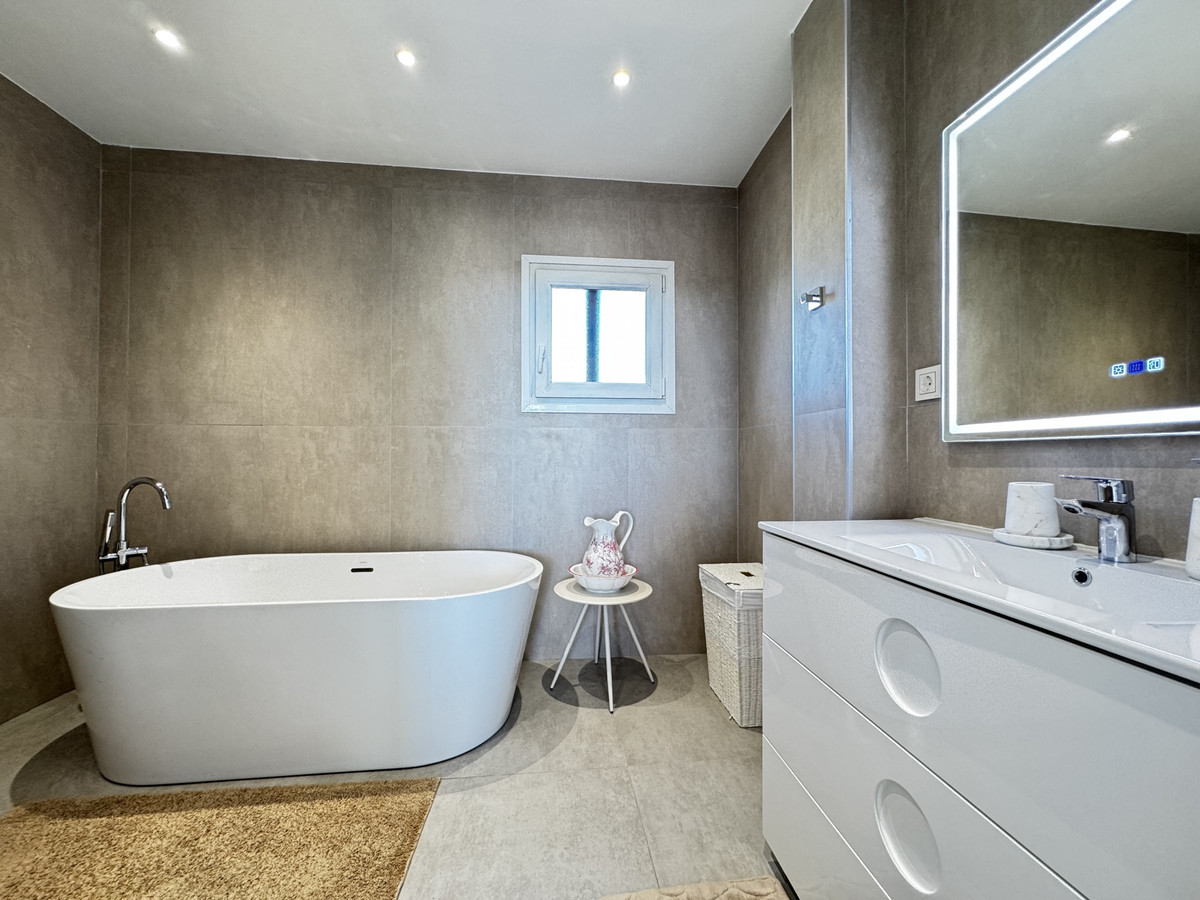 4 Bed Apartment for sale in Puerto Banús Costa Del Sol, Málaga, Spain