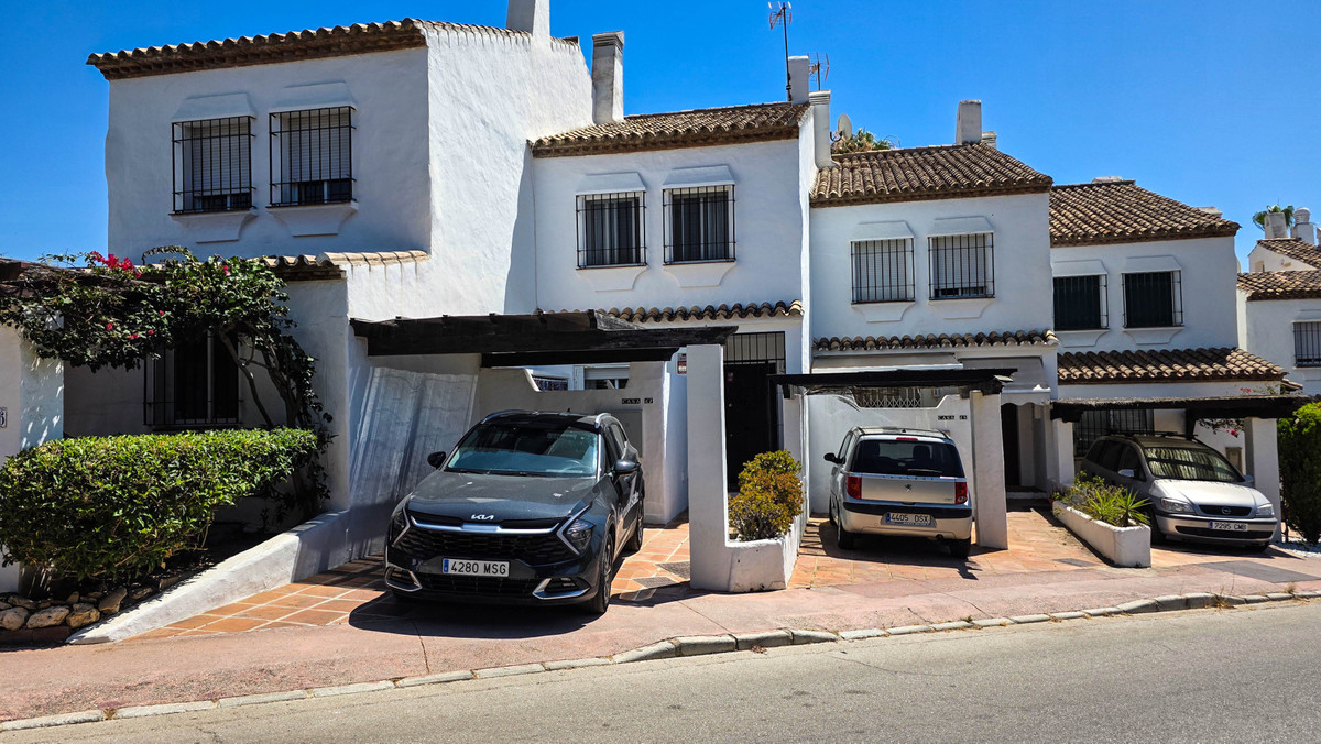 3 Bed Townhouse for sale in La Duquesa Costa Del Sol, Málaga, Spain