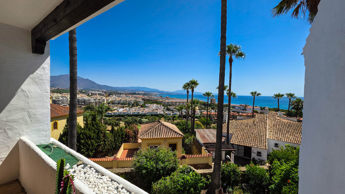 3 Bed Townhouse for sale in La Duquesa Costa Del Sol, Málaga, Spain