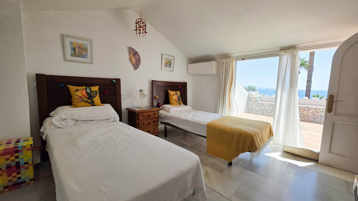 3 Bed Townhouse for sale in La Duquesa Costa Del Sol, Málaga, Spain