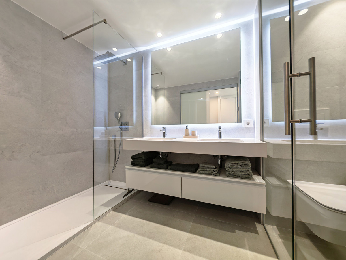 3 Bed Apartment for sale in Selwo Costa Del Sol, Málaga, Spain