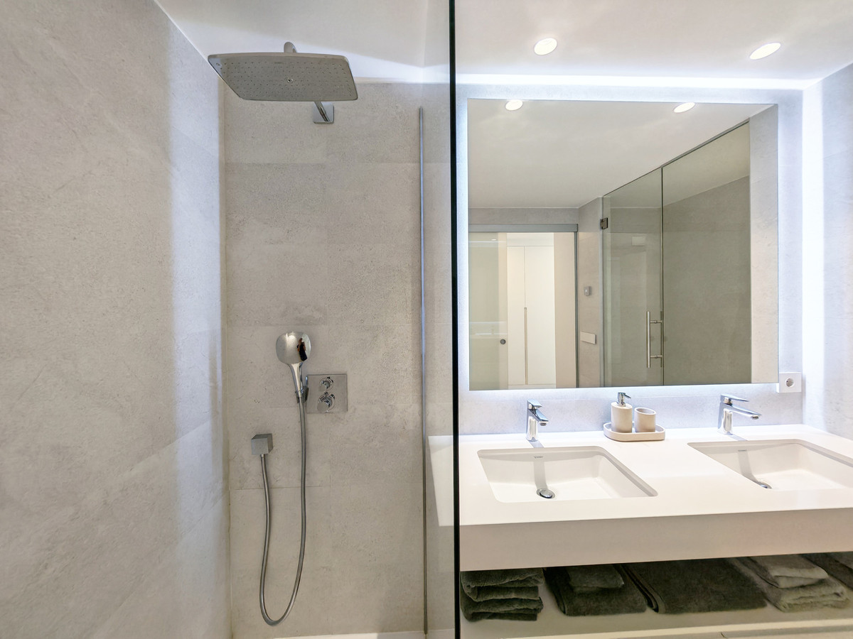 3 Bed Apartment for sale in Selwo Costa Del Sol, Málaga, Spain