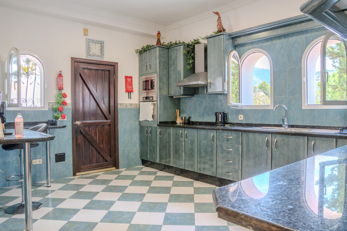 6 Bed Townhouse for sale in Benahavís Costa Del Sol, Málaga, Spain