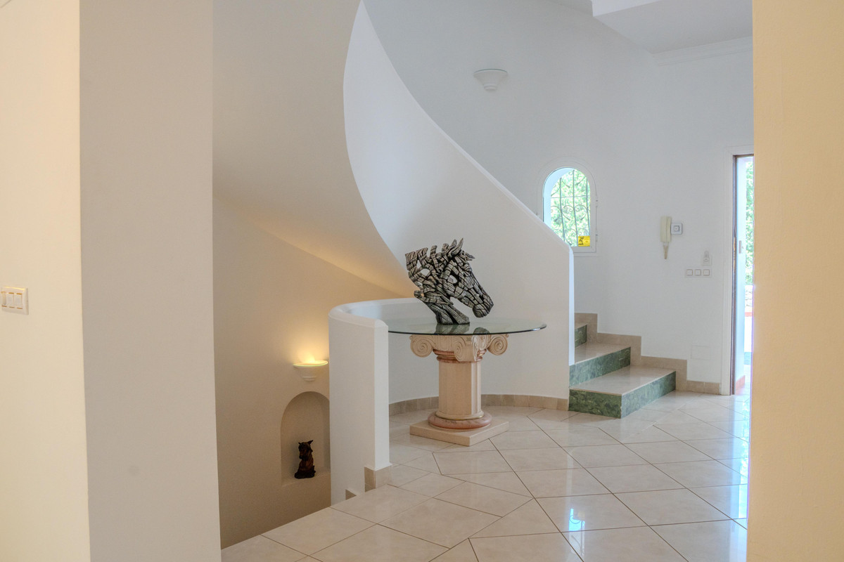 6 Bed Townhouse for sale in Benahavís Costa Del Sol, Málaga, Spain