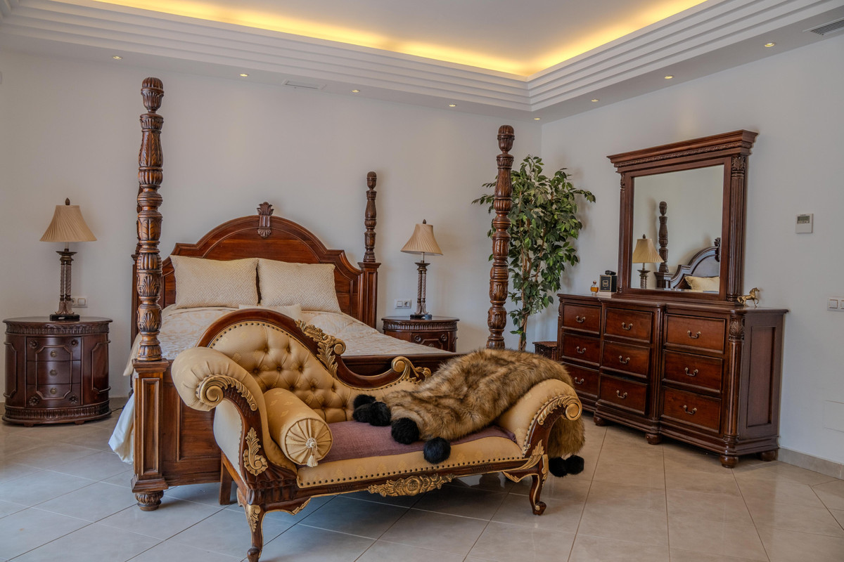 6 Bed Townhouse for sale in Benahavís Costa Del Sol, Málaga, Spain