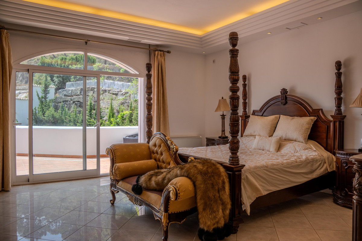 6 Bed Townhouse for sale in Benahavís Costa Del Sol, Málaga, Spain