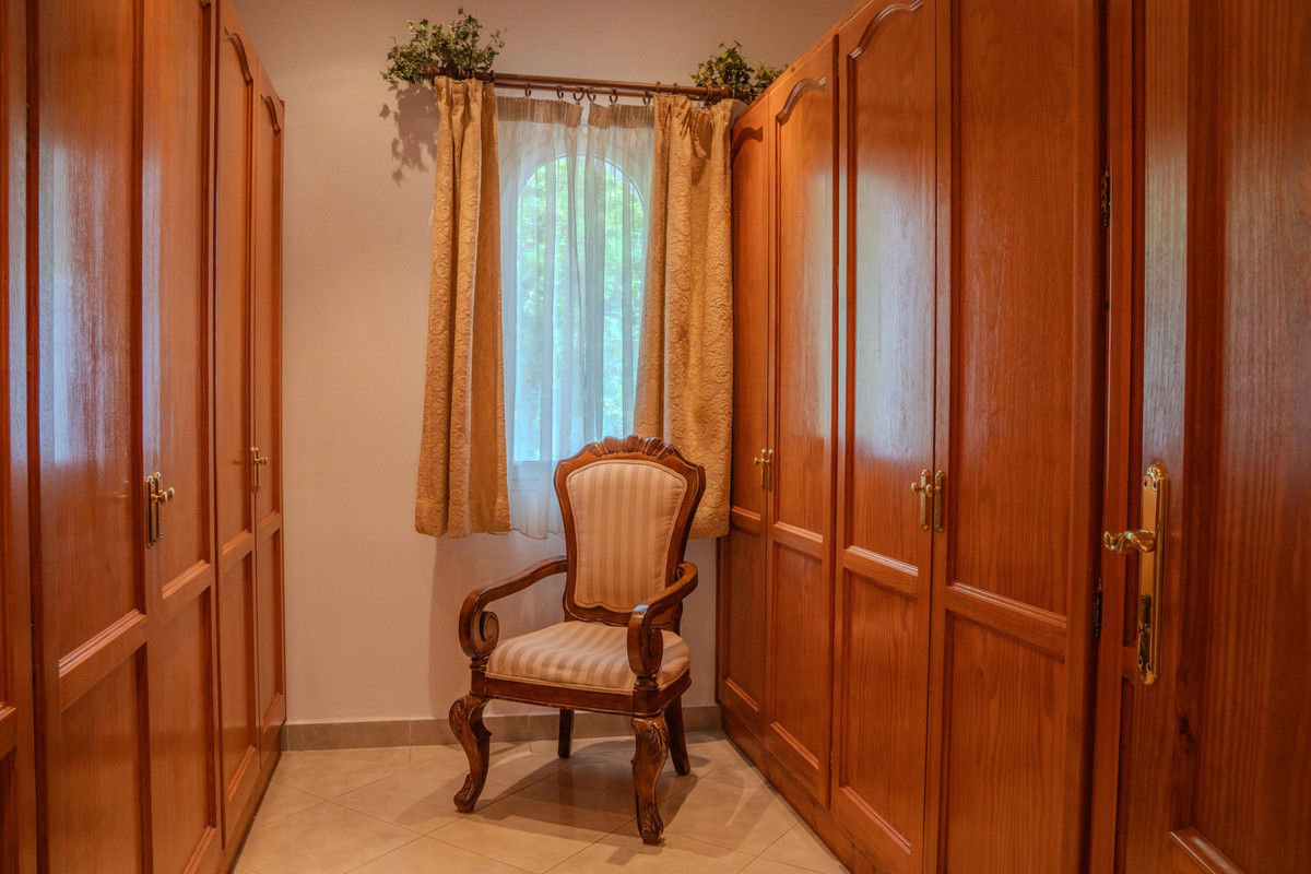 6 Bed Townhouse for sale in Benahavís Costa Del Sol, Málaga, Spain