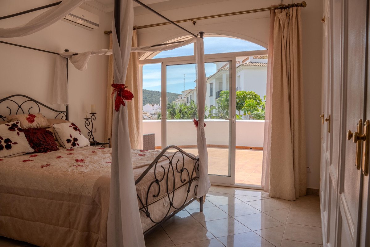 6 Bed Townhouse for sale in Benahavís Costa Del Sol, Málaga, Spain