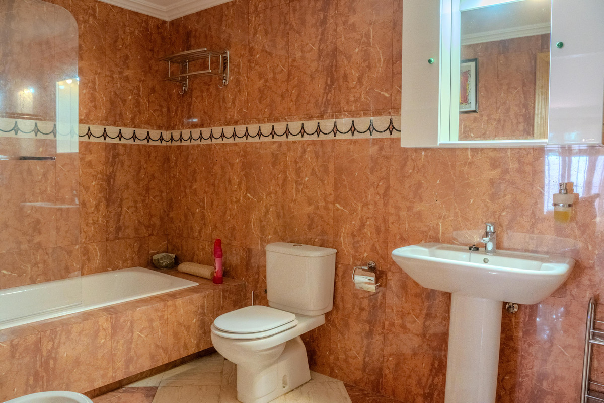 6 Bed Townhouse for sale in Benahavís Costa Del Sol, Málaga, Spain