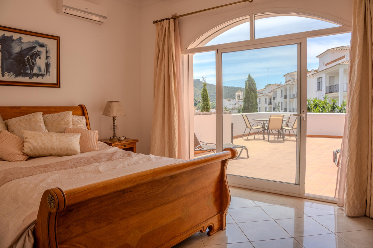 6 Bed Townhouse for sale in Benahavís Costa Del Sol, Málaga, Spain