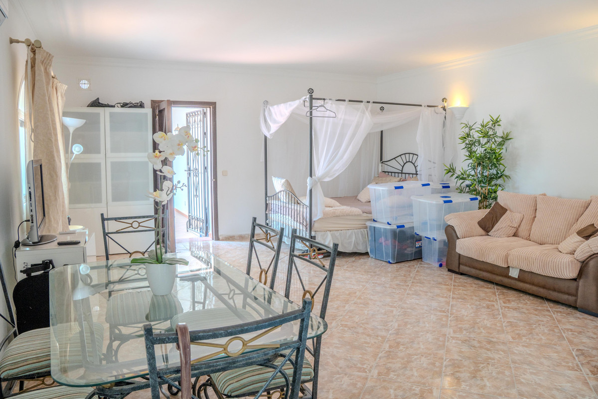 6 Bed Townhouse for sale in Benahavís Costa Del Sol, Málaga, Spain