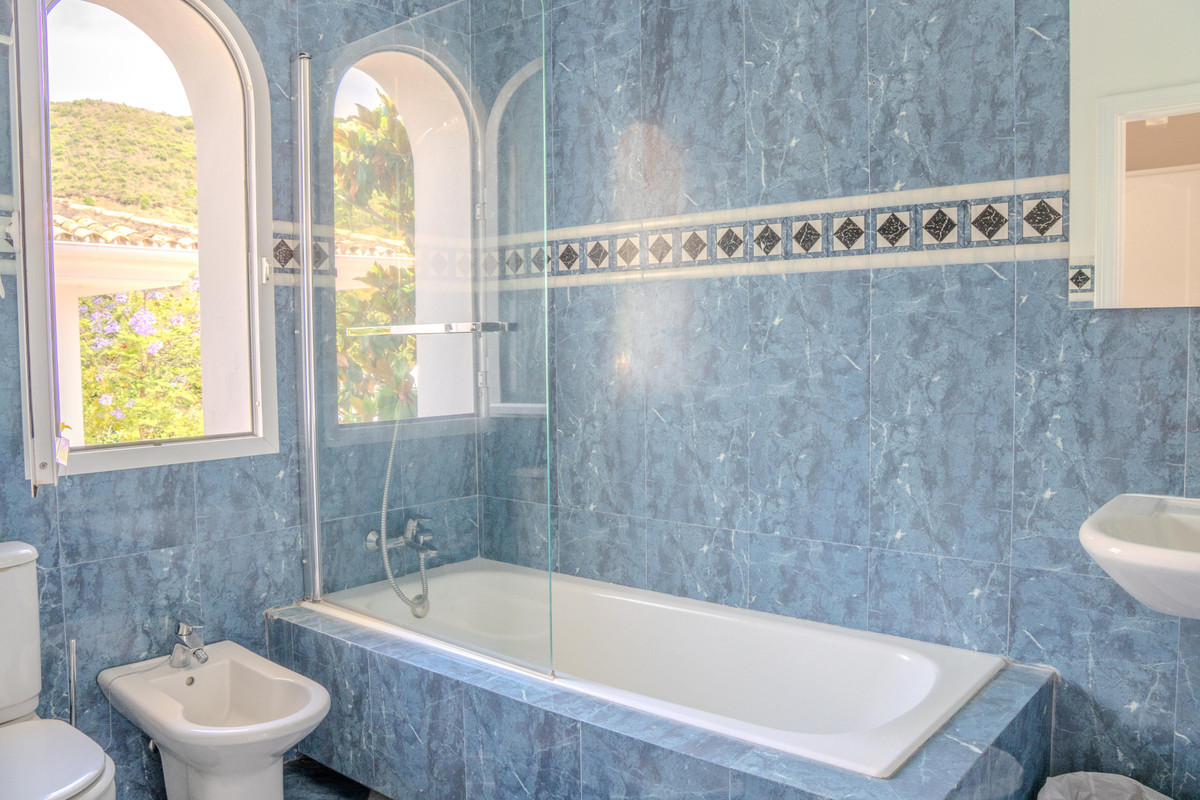 6 Bed Townhouse for sale in Benahavís Costa Del Sol, Málaga, Spain