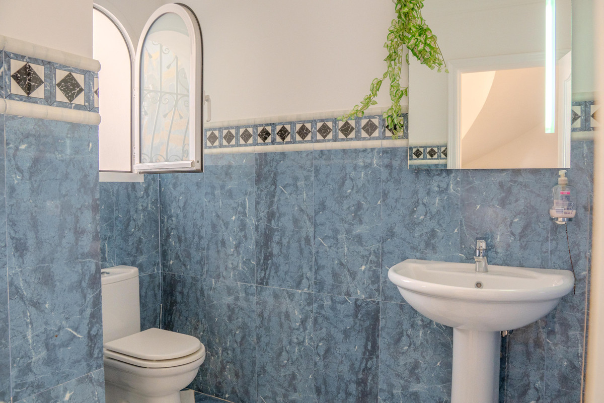 6 Bed Townhouse for sale in Benahavís Costa Del Sol, Málaga, Spain
