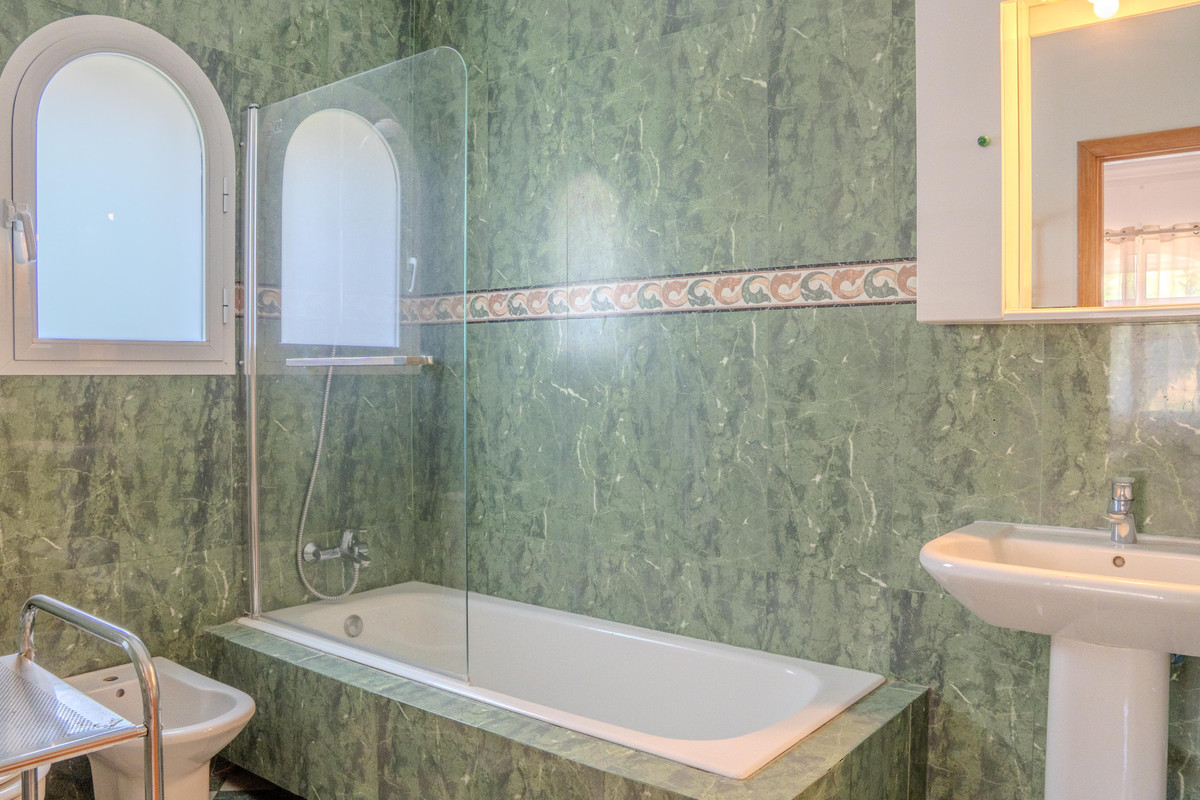6 Bed Townhouse for sale in Benahavís Costa Del Sol, Málaga, Spain