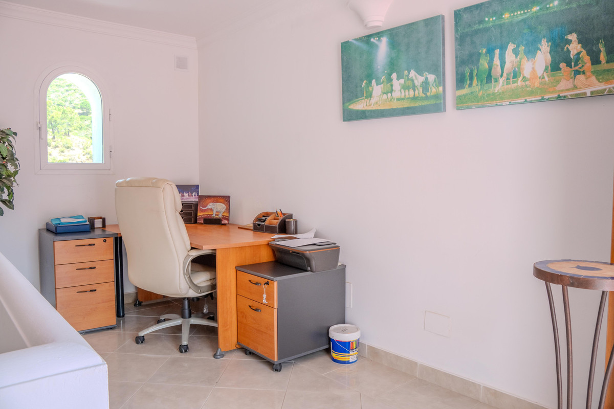 6 Bed Townhouse for sale in Benahavís Costa Del Sol, Málaga, Spain