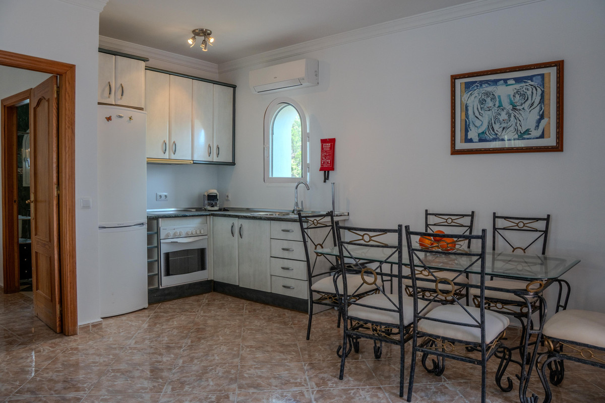 6 Bed Townhouse for sale in Benahavís Costa Del Sol, Málaga, Spain