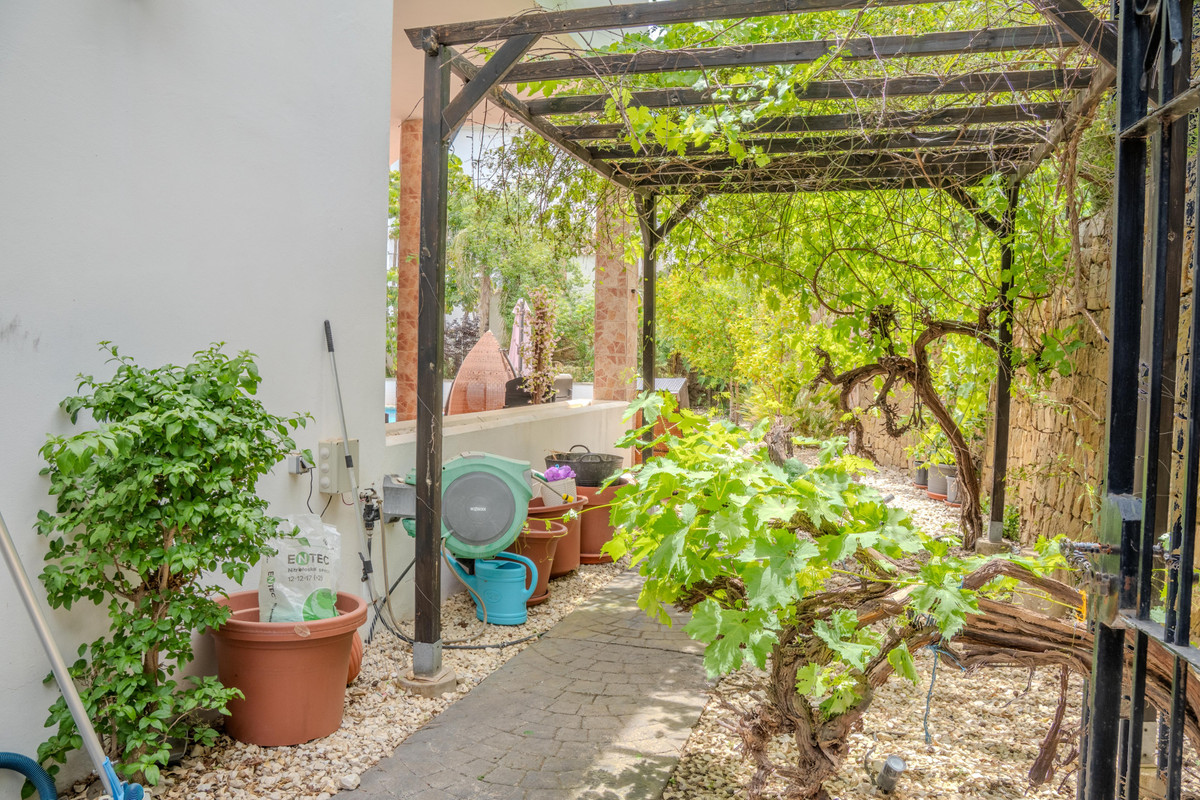 6 Bed Townhouse for sale in Benahavís Costa Del Sol, Málaga, Spain