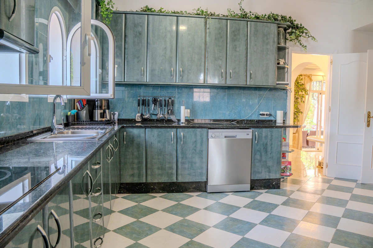 6 Bed Townhouse for sale in Benahavís Costa Del Sol, Málaga, Spain