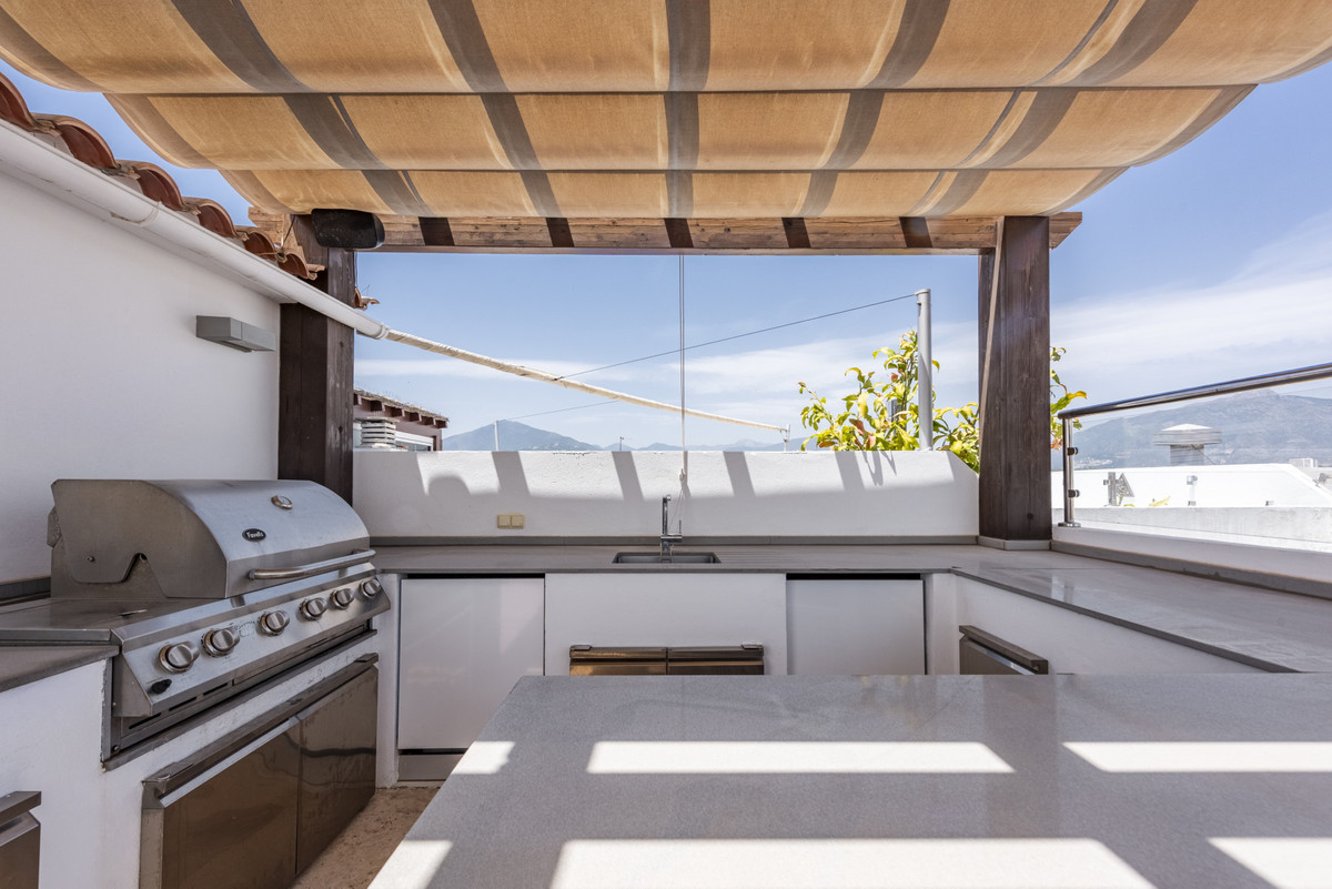 3 Bed Apartment for sale in San Pedro De Alcántara Costa Del Sol, Málaga, Spain