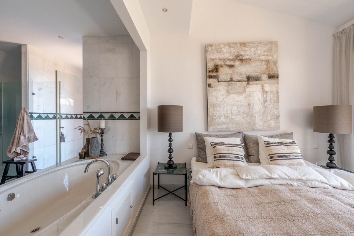 4 Bed Apartment for sale in Calahonda Costa Del Sol, Málaga, Spain