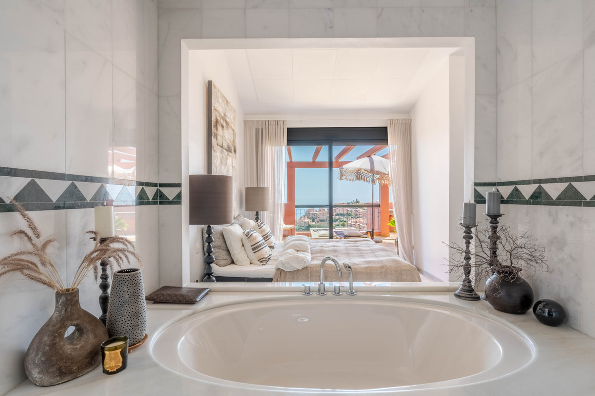 4 Bed Apartment for sale in Calahonda Costa Del Sol, Málaga, Spain