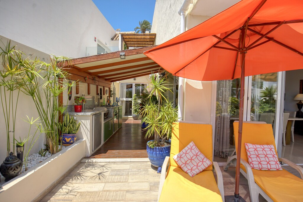 4 Bed Townhouse for sale in Nueva Andalucía Costa Del Sol, Málaga, Spain