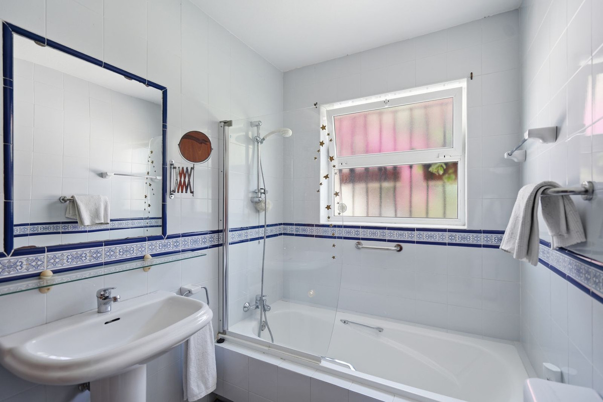 Se vende Villa - Chalet de 5 dormitorios en Costa Del Sol, Málaga, España