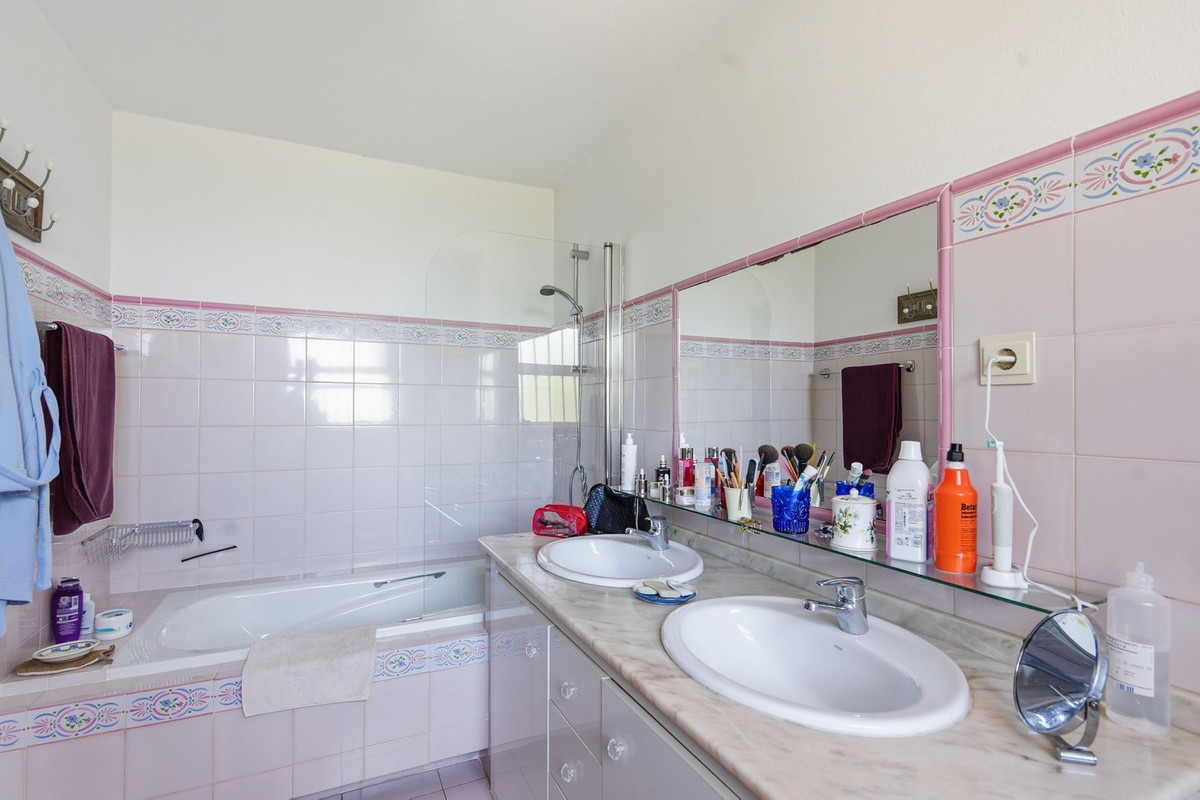 Se vende Villa - Chalet de 5 dormitorios en Costa Del Sol, Málaga, España