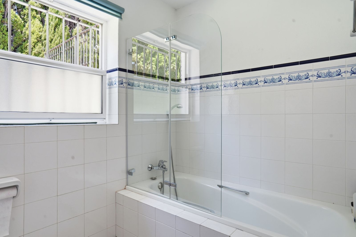 Se vende Villa - Chalet de 5 dormitorios en Costa Del Sol, Málaga, España
