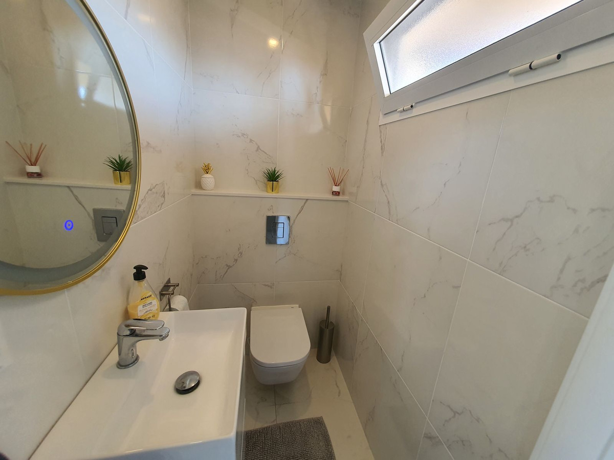 2 Bed Apartment for sale in Fuengirola Costa Del Sol, Málaga, Spain