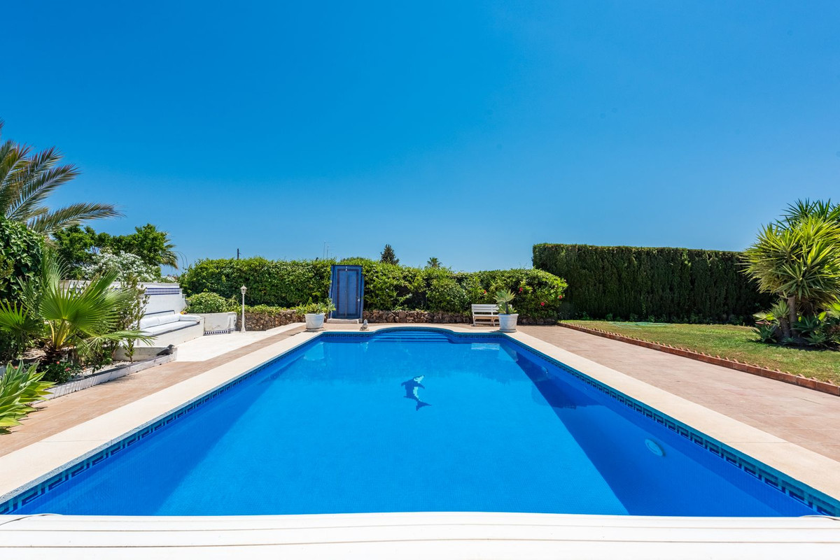 5 Bed Townhouse for sale in Atalaya Costa Del Sol, Málaga, Spain
