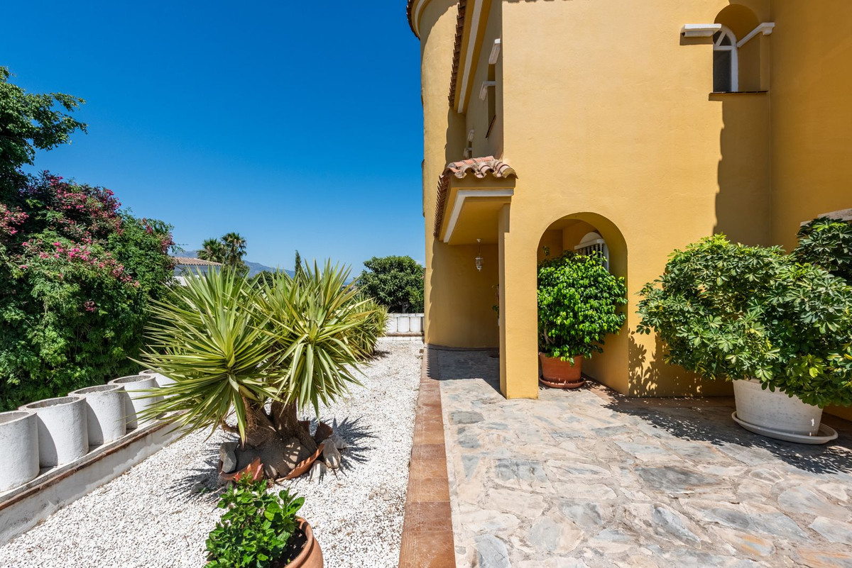 5 Bed Townhouse for sale in Atalaya Costa Del Sol, Málaga, Spain