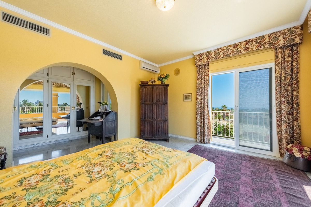 5 Bed Townhouse for sale in Atalaya Costa Del Sol, Málaga, Spain