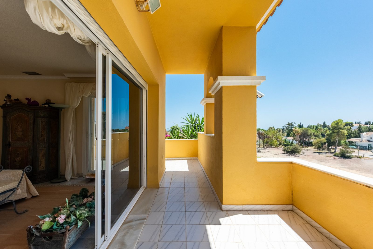 5 Bed Townhouse for sale in Atalaya Costa Del Sol, Málaga, Spain