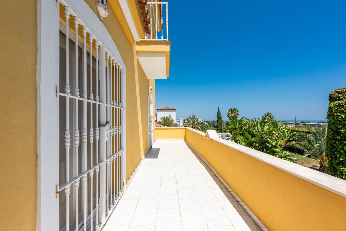 5 Bed Townhouse for sale in Atalaya Costa Del Sol, Málaga, Spain