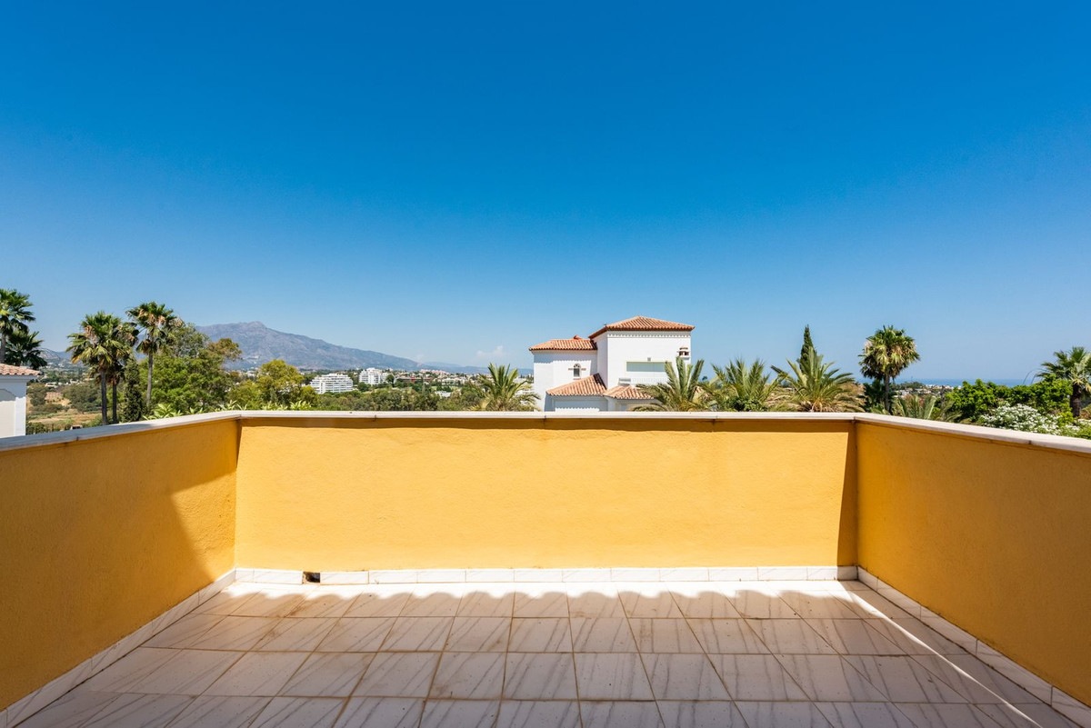 5 Bed Townhouse for sale in Atalaya Costa Del Sol, Málaga, Spain