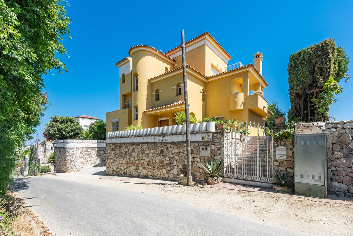 5 Bed Townhouse for sale in Atalaya Costa Del Sol, Málaga, Spain
