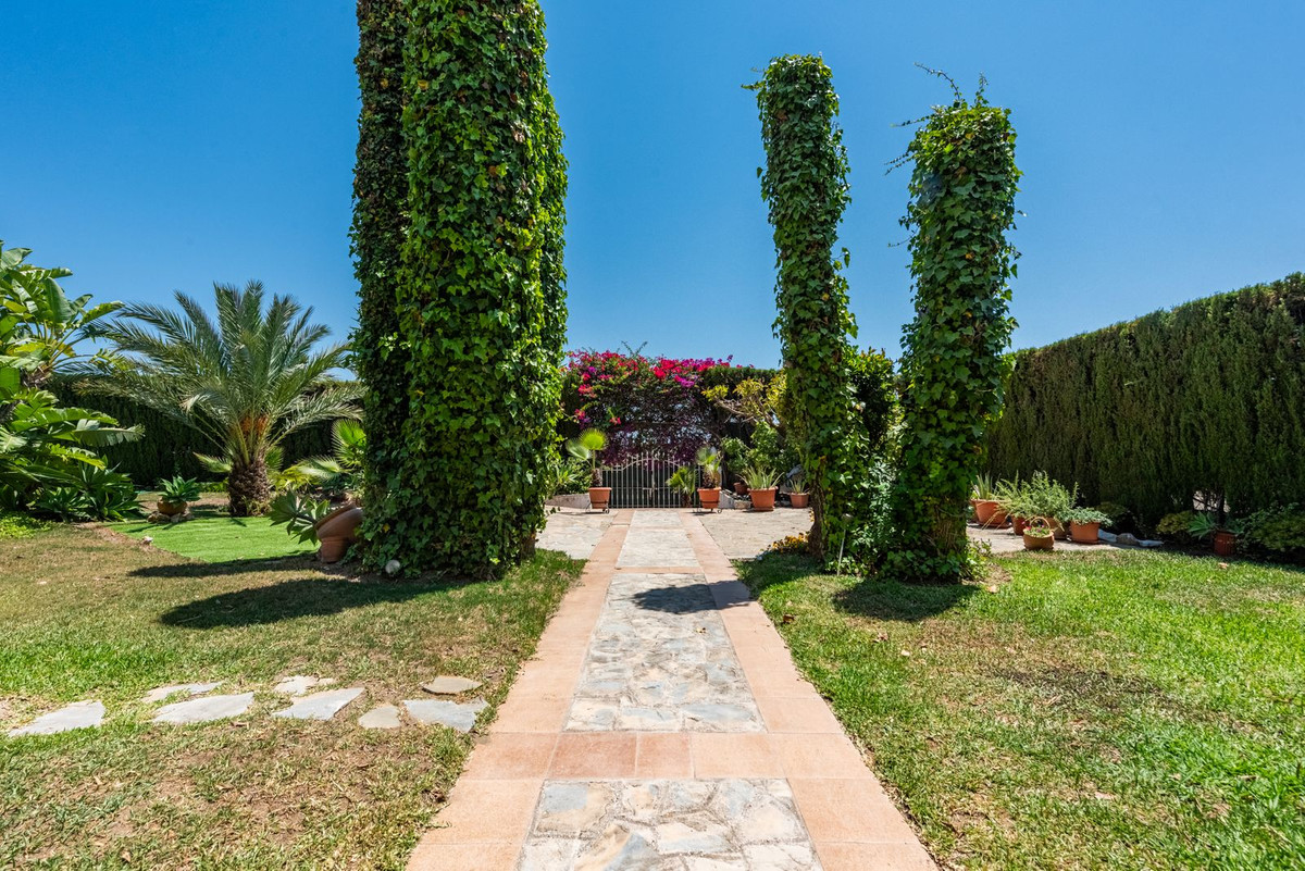 5 Bed Townhouse for sale in Atalaya Costa Del Sol, Málaga, Spain