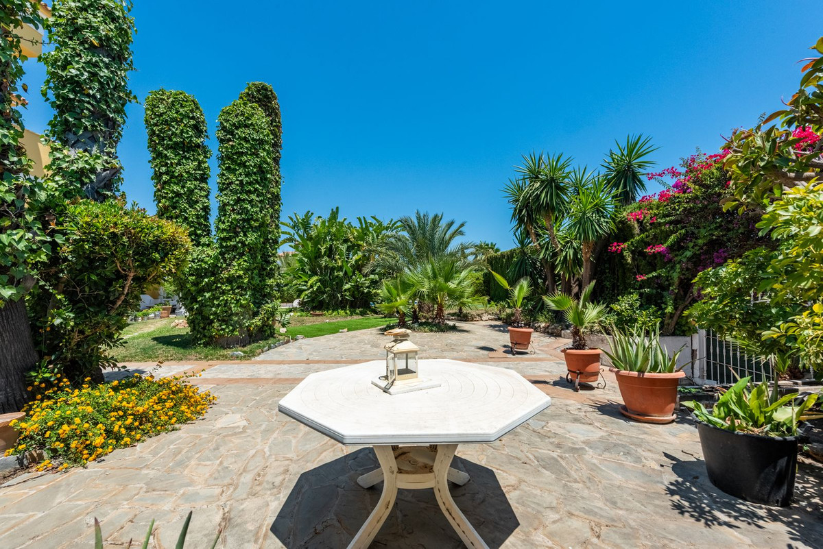 5 Bed Townhouse for sale in Atalaya Costa Del Sol, Málaga, Spain