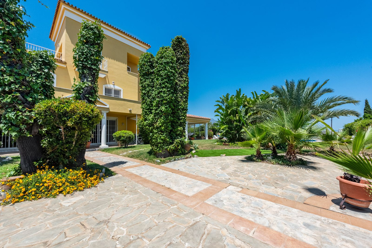 5 Bed Townhouse for sale in Atalaya Costa Del Sol, Málaga, Spain