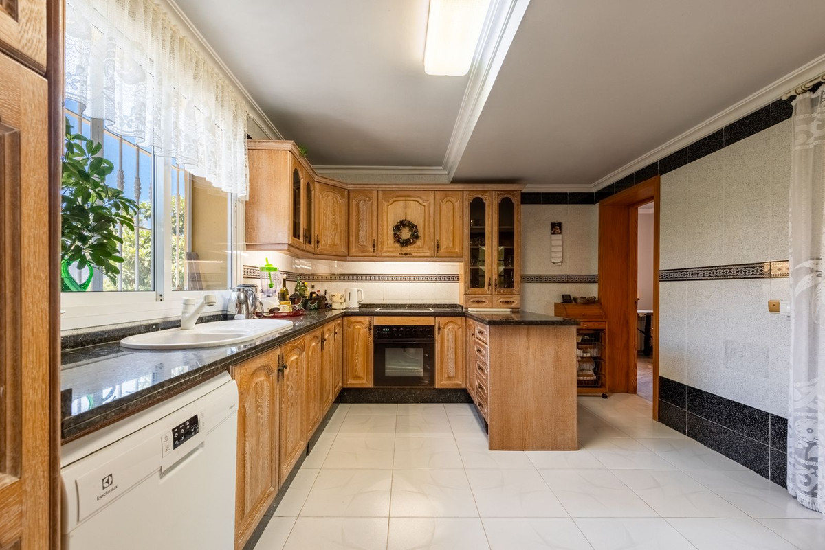5 Bed Townhouse for sale in Atalaya Costa Del Sol, Málaga, Spain