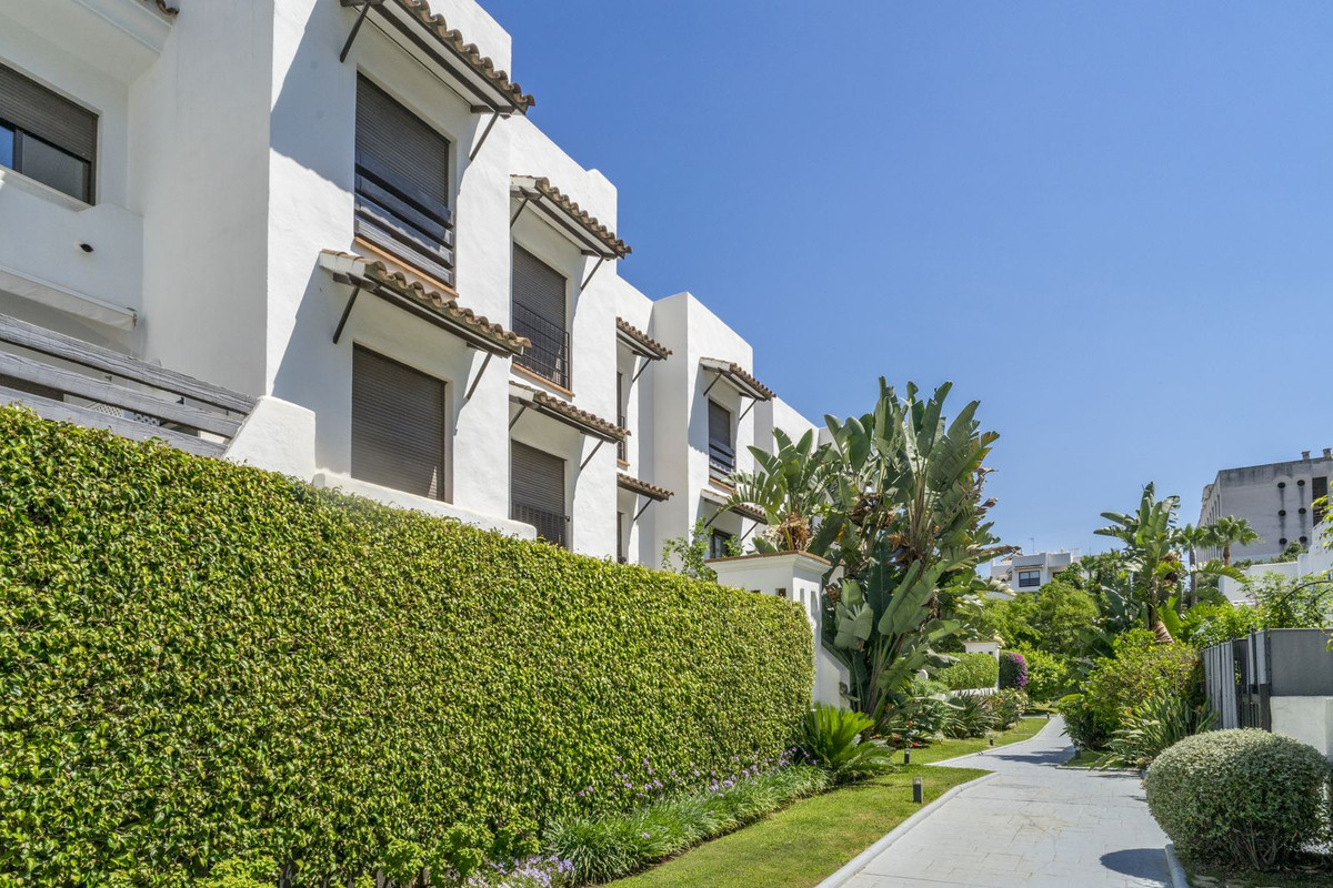 2 Bed Apartment for sale in Estepona Costa Del Sol, Málaga, Spain