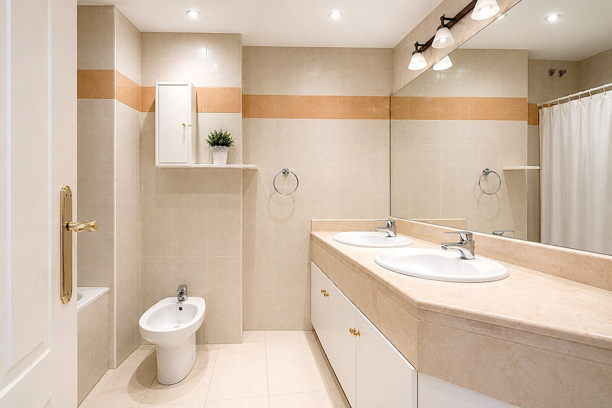 3 Bed Apartment for sale in Calahonda Costa Del Sol, Málaga, Spain