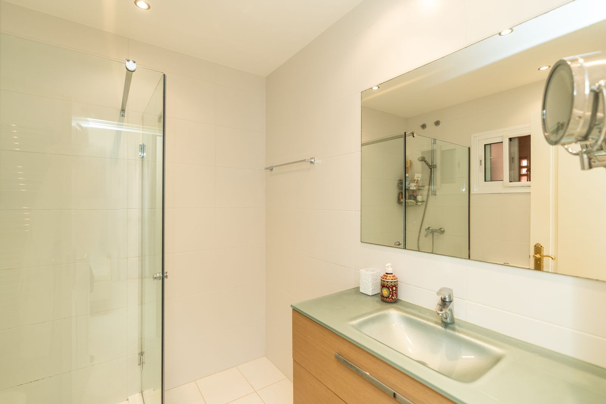 Se vende Apartamento Planta Media de 3 dormitorios en Costa Del Sol, Málaga, España