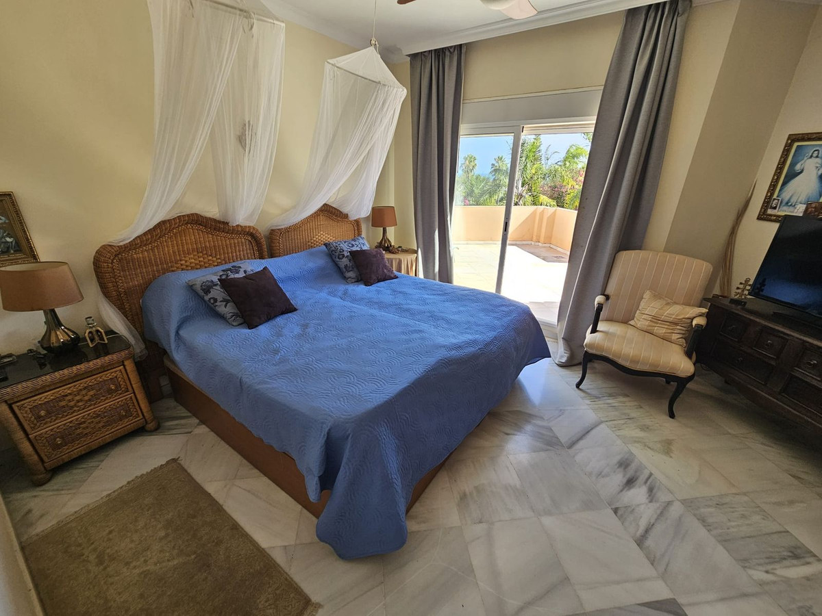5 Bed Townhouse for sale in Nueva Andalucía Costa Del Sol, Málaga, Spain