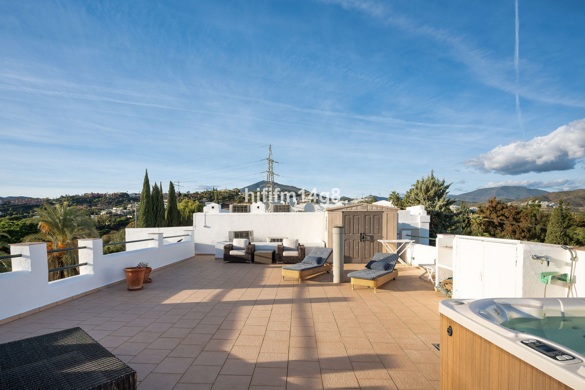 3 Bed Apartment for sale in La Quinta Costa Del Sol, Málaga, Spain