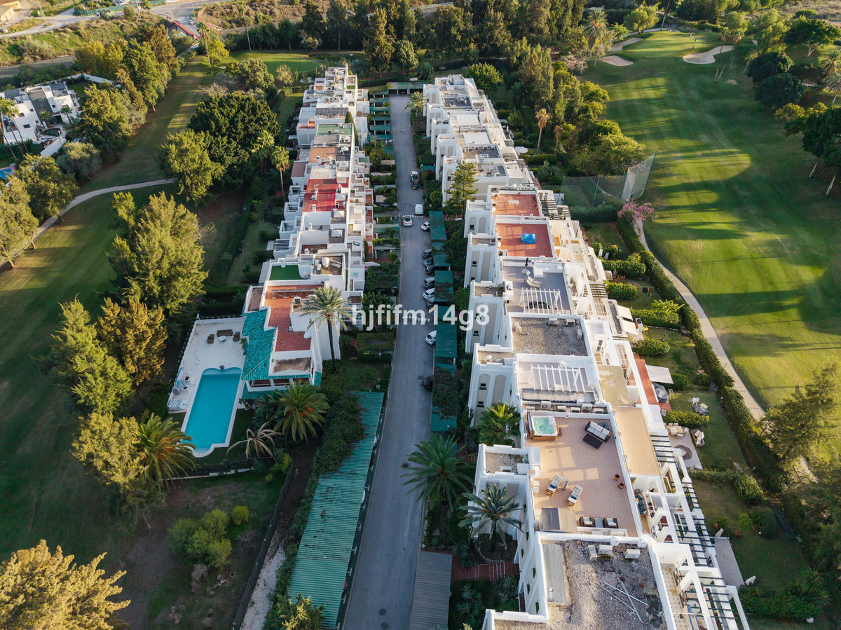 3 Bed Apartment for sale in La Quinta Costa Del Sol, Málaga, Spain