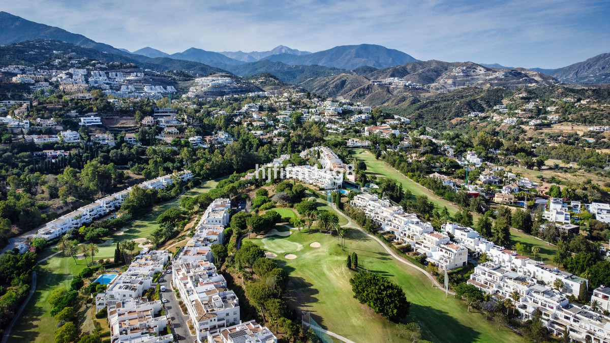 3 Bed Apartment for sale in La Quinta Costa Del Sol, Málaga, Spain